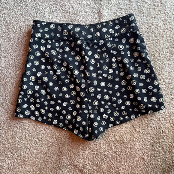 H&M floral shorts 🌻 size 4 - Picture 2 of 5